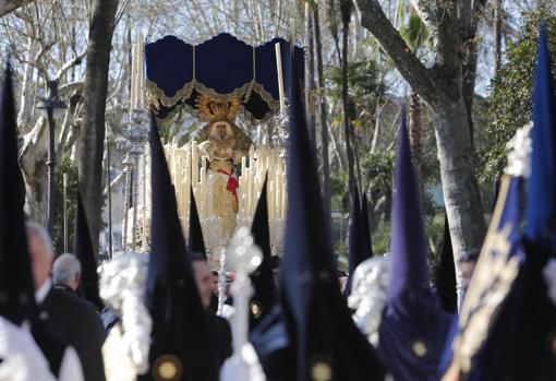 La Virgen de la Estrella, por los Jardines de la Agricultura el Lunes Santo de la Semana Santa de Córdoba 2018