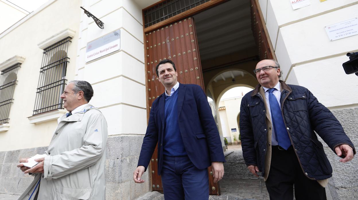 Salvador Fuentes, José María Bellido y Luis Martín y Salvador Fuentes, a la puerta del centro cívico