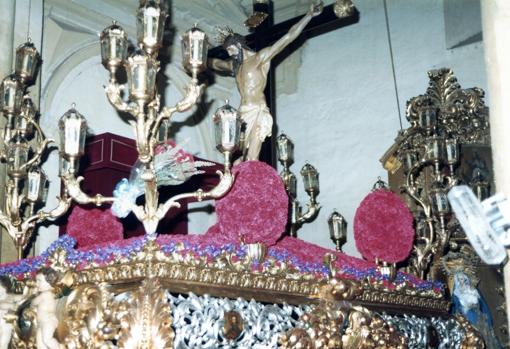 La Virgen, en San Pedro, detrás el paso del Cristo de la Misericordia en 1984