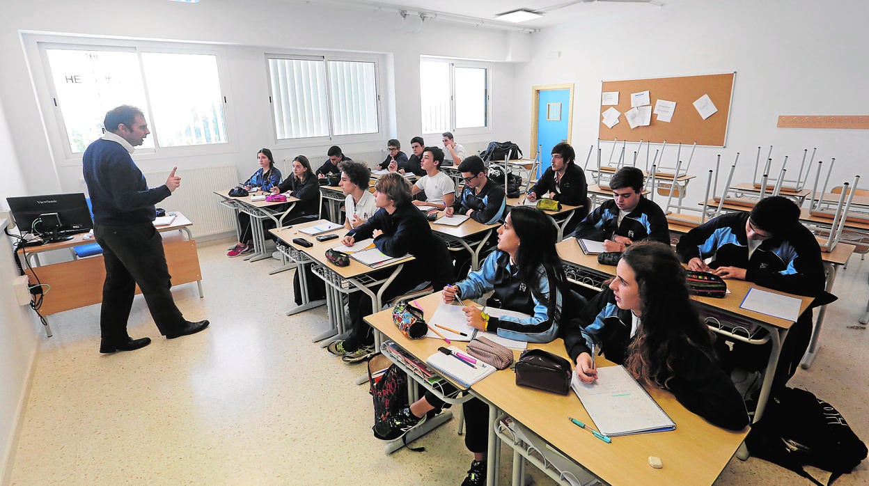 Un profesor imparte clase en el colegio Trinidad Sansueña de Córdoba