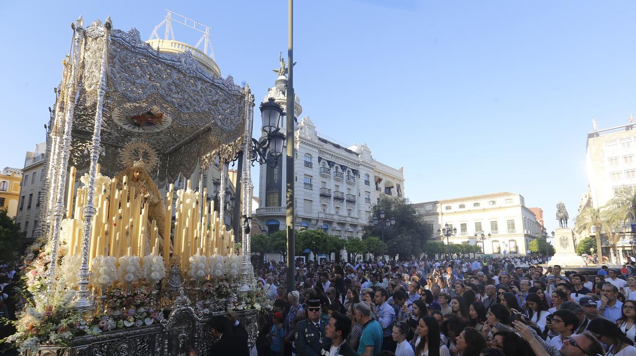 La Virgen de la Paz y Esperanza, en la plaza de Las Tendillas de Córdoba