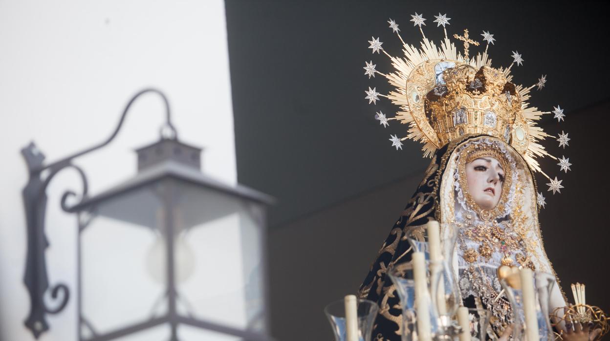 La Virgen de los Dolores de Córdoba, en su paso un Viernes Santo