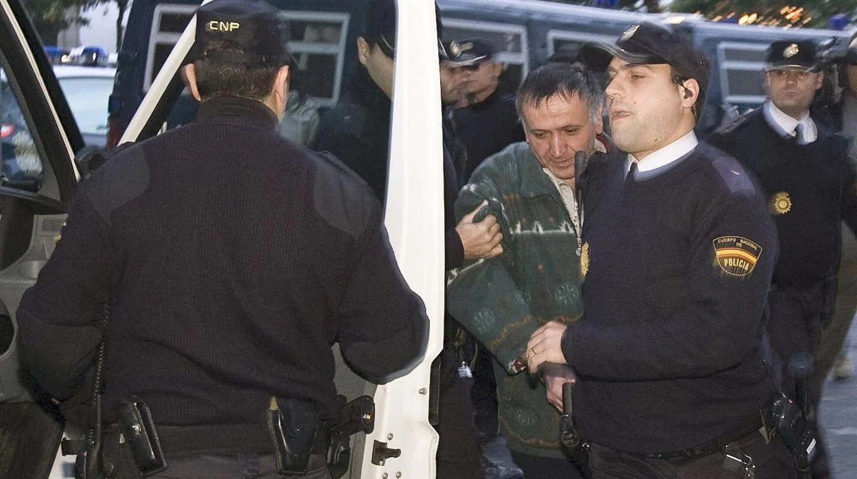 El pederasta Santiago del Valle trasladado por policías