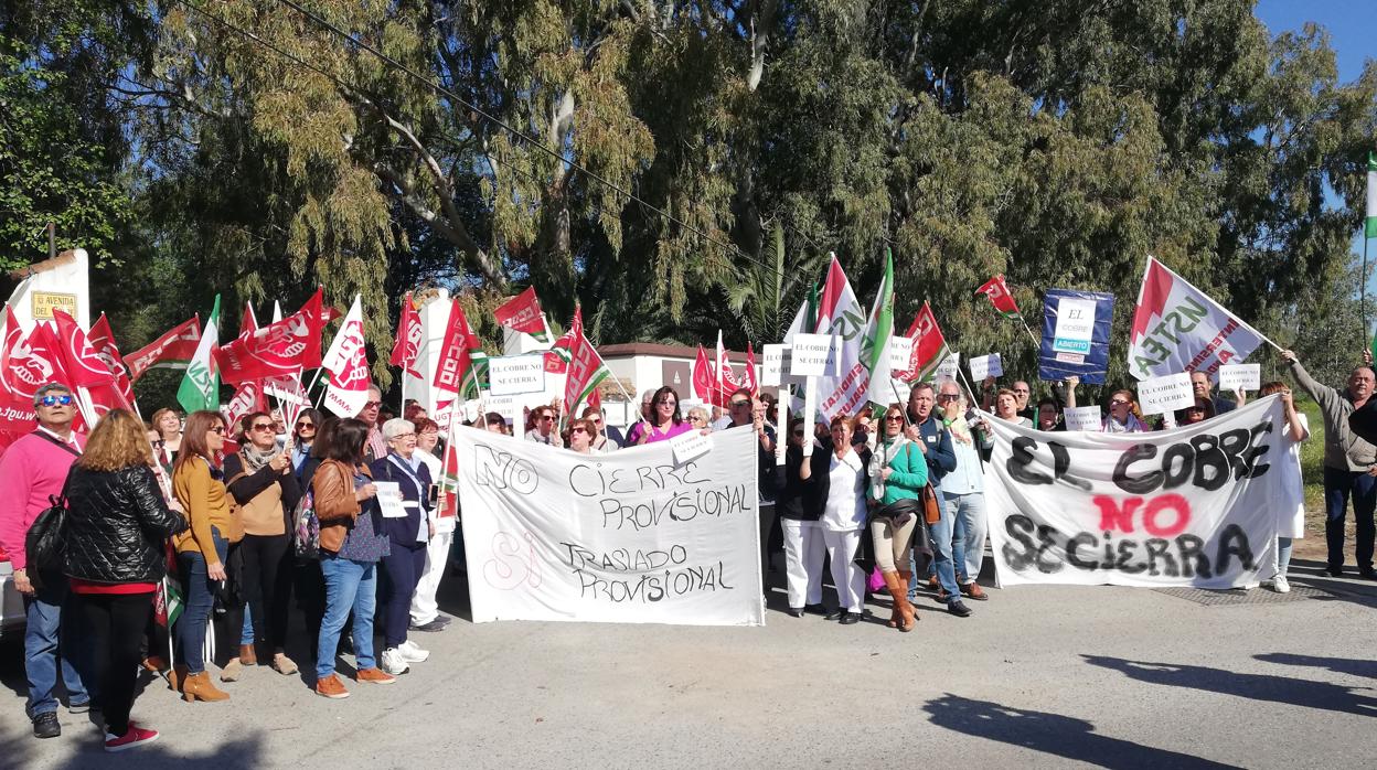 Trabajadores y sindicalistas, en la concentración llevada a cabo este miércoles ante el centro