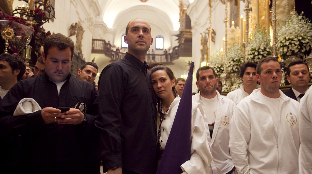 Hermanos de la cofradía de la Santa Faz en el interior de la parroquia de San Juan y Todos los Santos