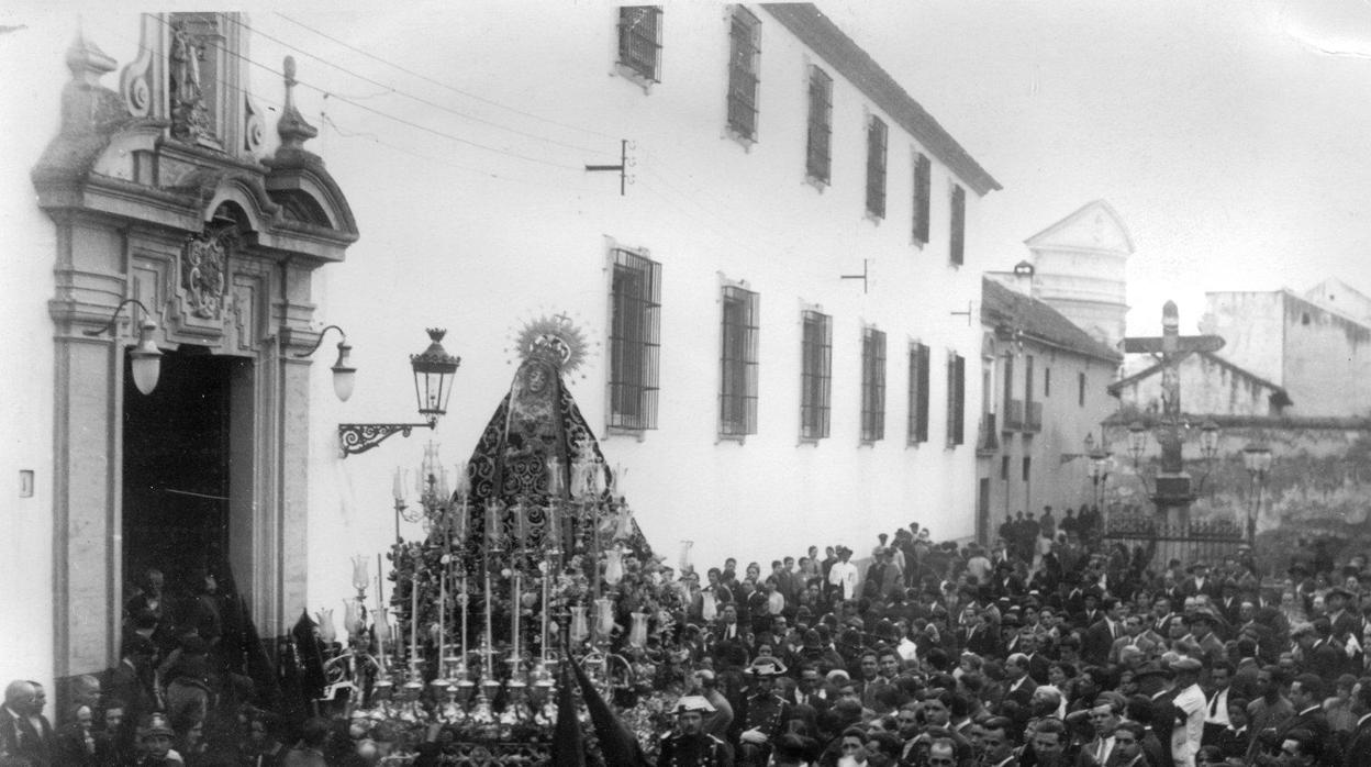 La Virgen de los Dolores, en su paso el Viernes Santo de 1929