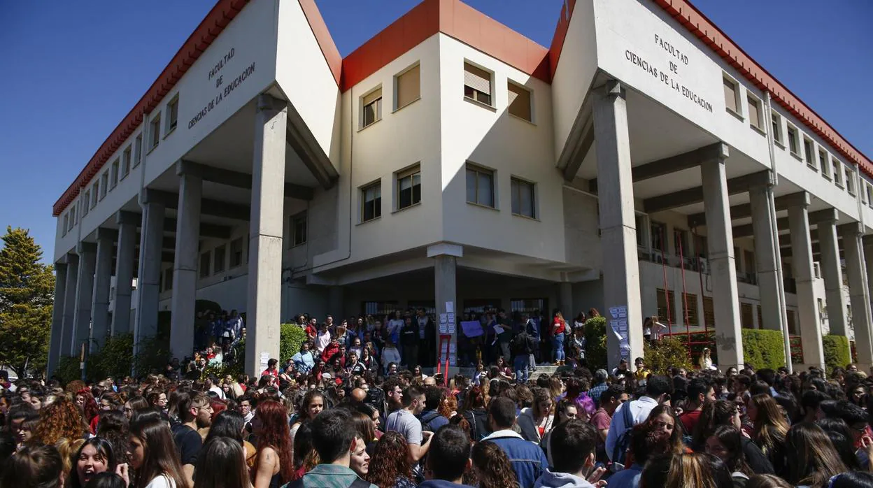 Un millar de estudiantes se han concentrado este jueves ante la Facultad de Educación de la UGR.