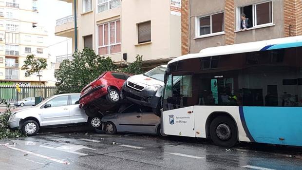 Un autobús urbano de Málaga arrolla varios coches tras sufrir su conductor un infarto