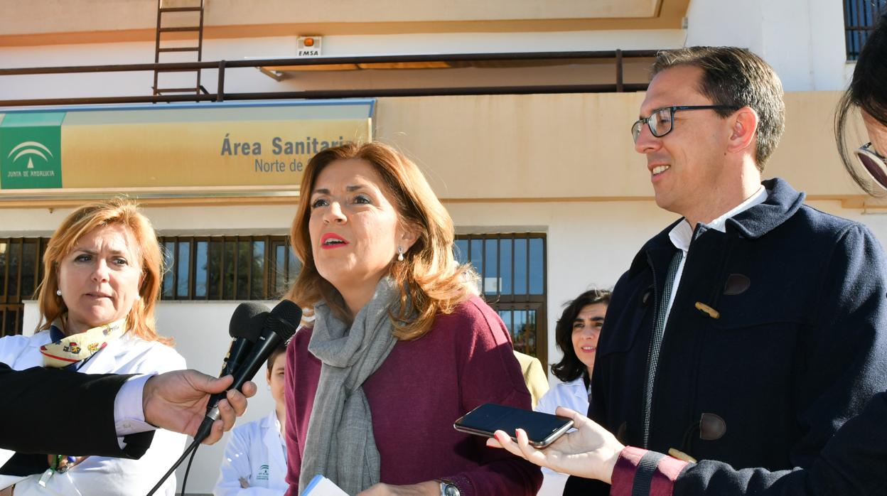 La delegada de Salud, María Jesús Botella, ante las puertas del hospital de Pozoblanco