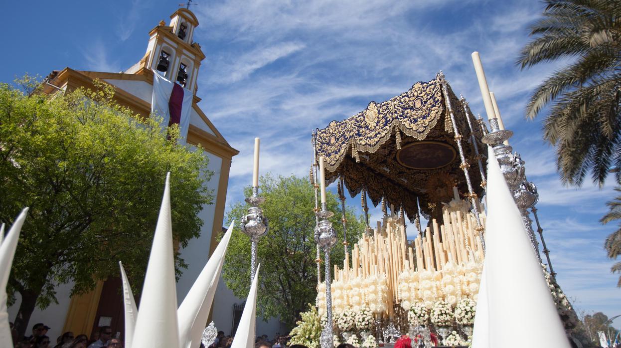 Nuestra Señora de la Merced durante su salida procesional en la tarde del Lunes Santo en Córdoba