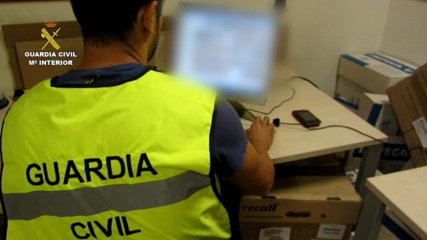 Dos detenidos en Baena por estafar en la venta de videoconsolas a través de internet