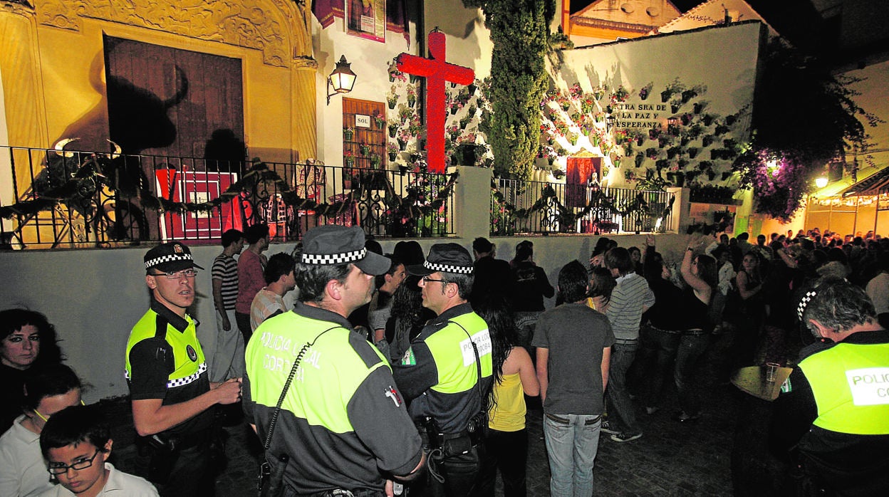 Agentes de la Policía Local de ronda en una cruz de mayo