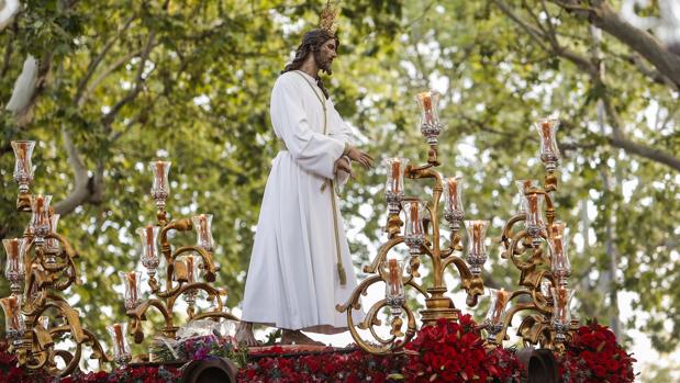 El Señor de la Bondad esquiva la lluvia y protagoniza la primera procesión de vísperas