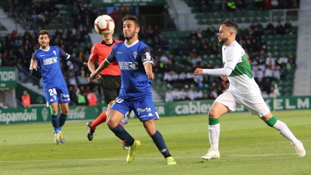 El Córdoba CF se dispara en el pie ante el Elche (1-0)