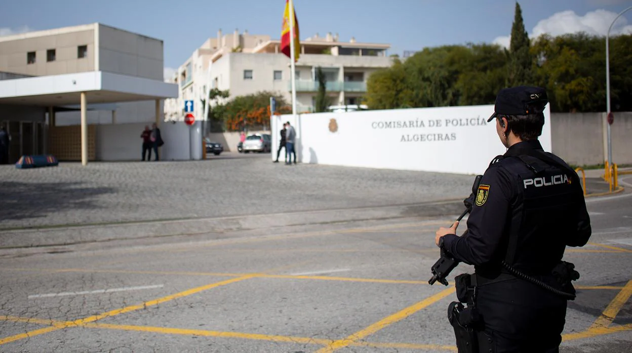 Imagen del exterior de la comisaría de la Policía Nacional de Algeciras