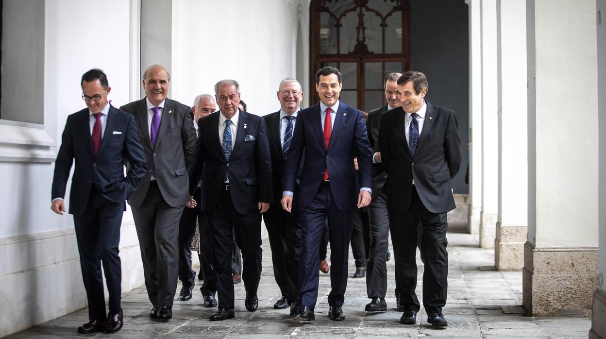 Juan Manuel Moreno Bonilla junto a los presidentes de los consejos de hermandades de las capitales andaluzas