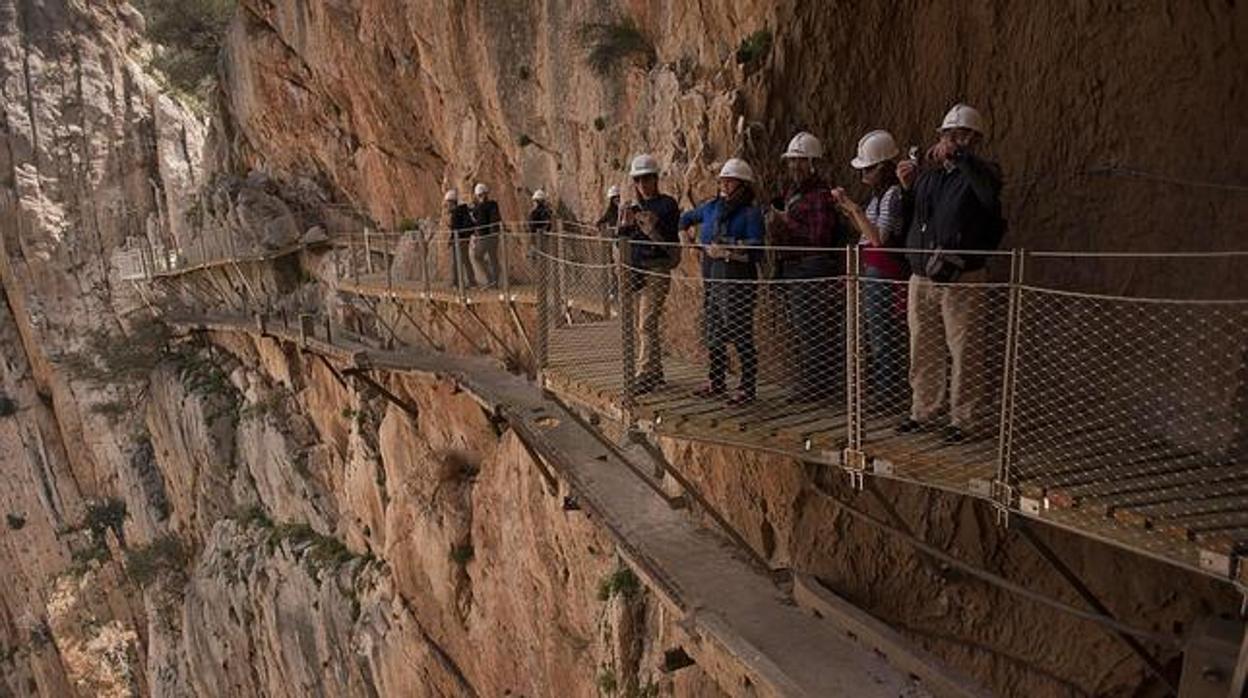 Turistas en el Caminito del Rey