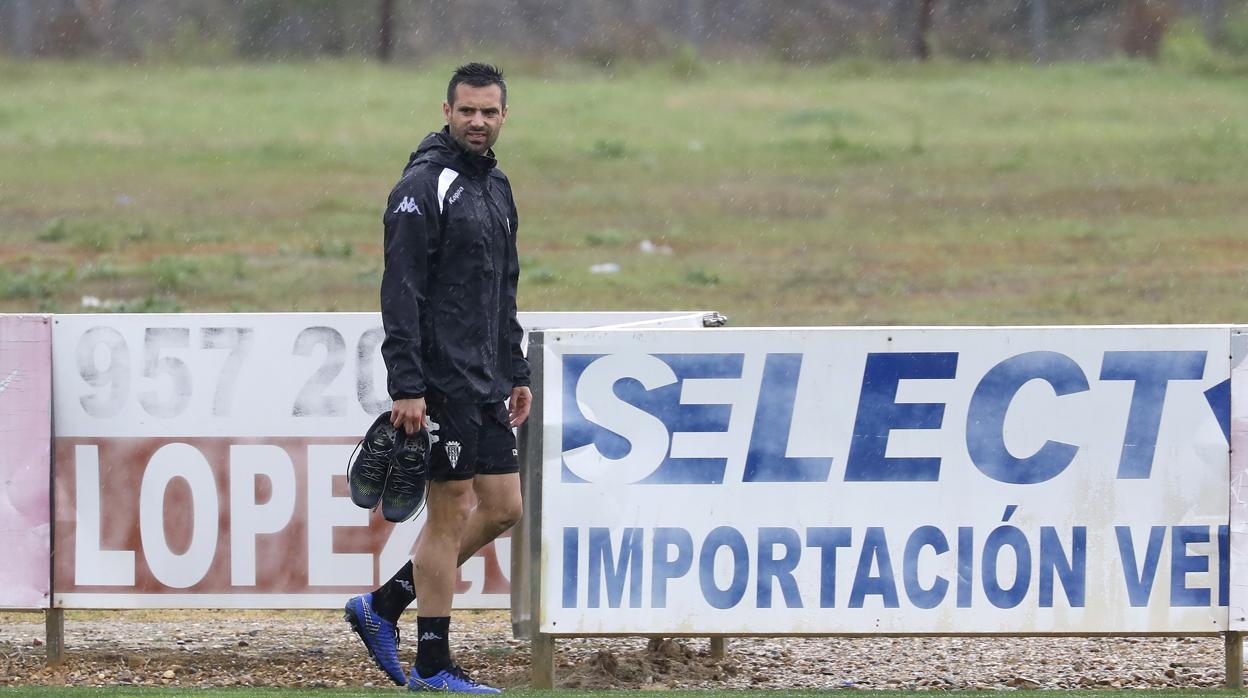 El defensa central del Córdoba Miguel Flaño se retira de un entrenamiento bajo la lluvia