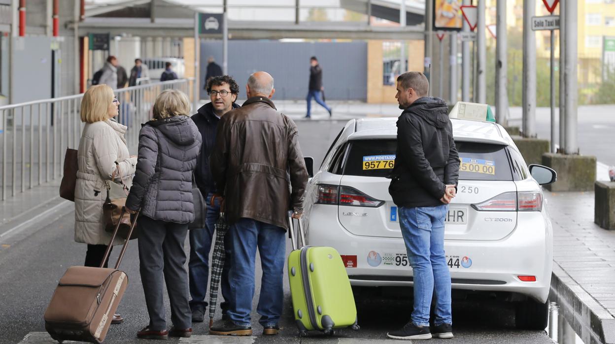 Un taxista de Córdoba en la estación de tren durante una huelga de taxis