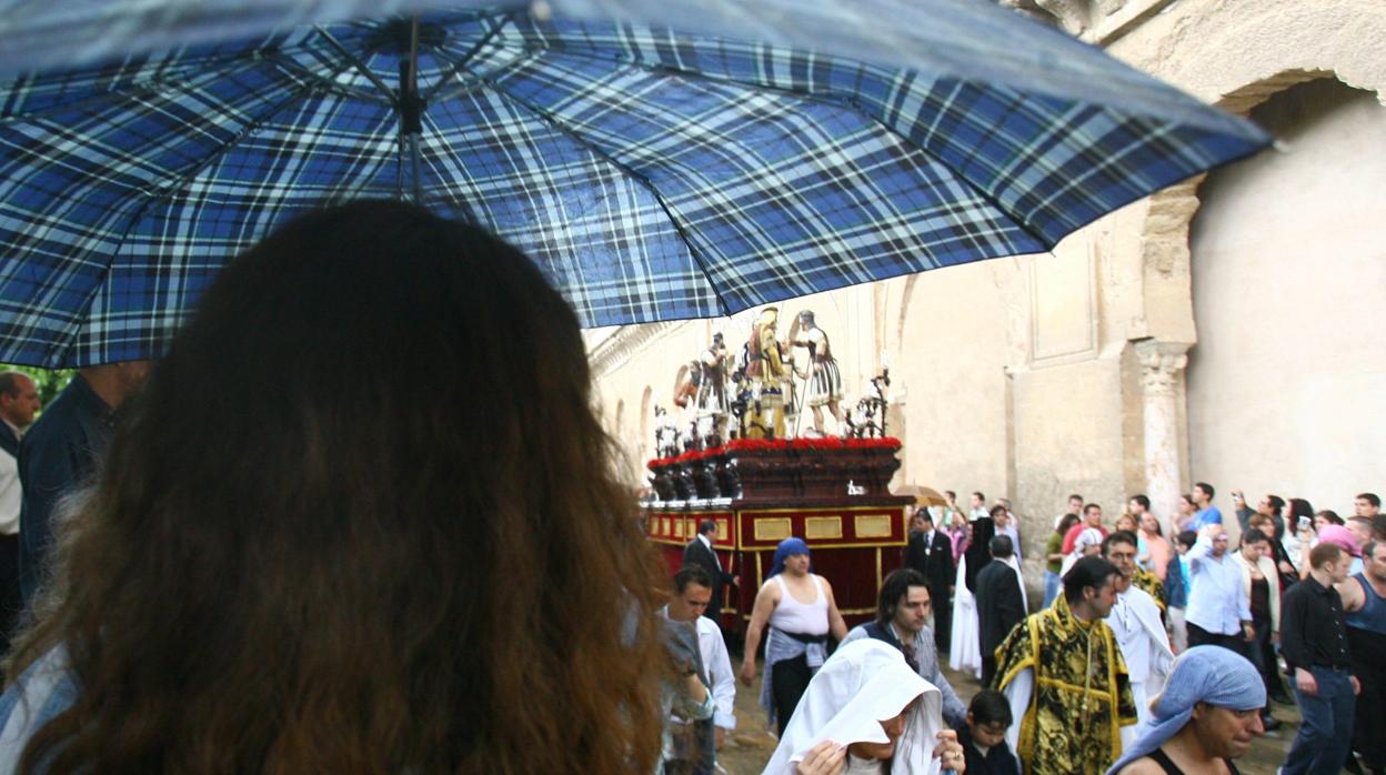 Paso de Nuestro Padre Jesús del Perdón ante Anás bajo la lluvia el Miércoles Santo del año 2006