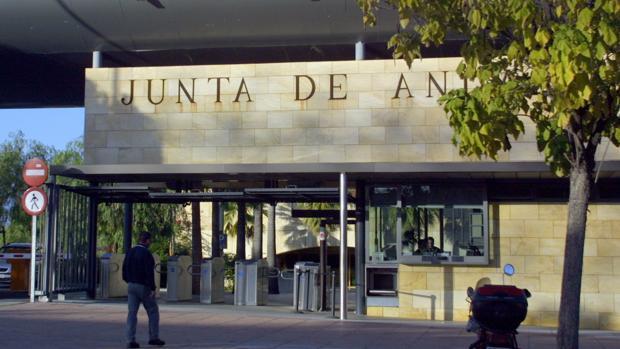 Un juez ordena que «enchufados» del Servicio Andaluz de Empleo dejen de tramitar ayudas