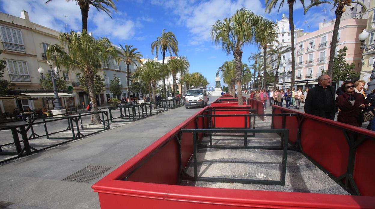 Instalación de los palcos en la plaza de San Juan de Dios.