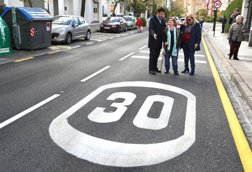 El alcalde, Francisco Cuenca, en uno de los viales que ya estaban limitados.