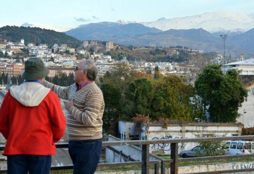 Hasta hace menos de un año, los vecinos de Camino de Ronda disfrutaban de las imponentes vistas desde este mirador.