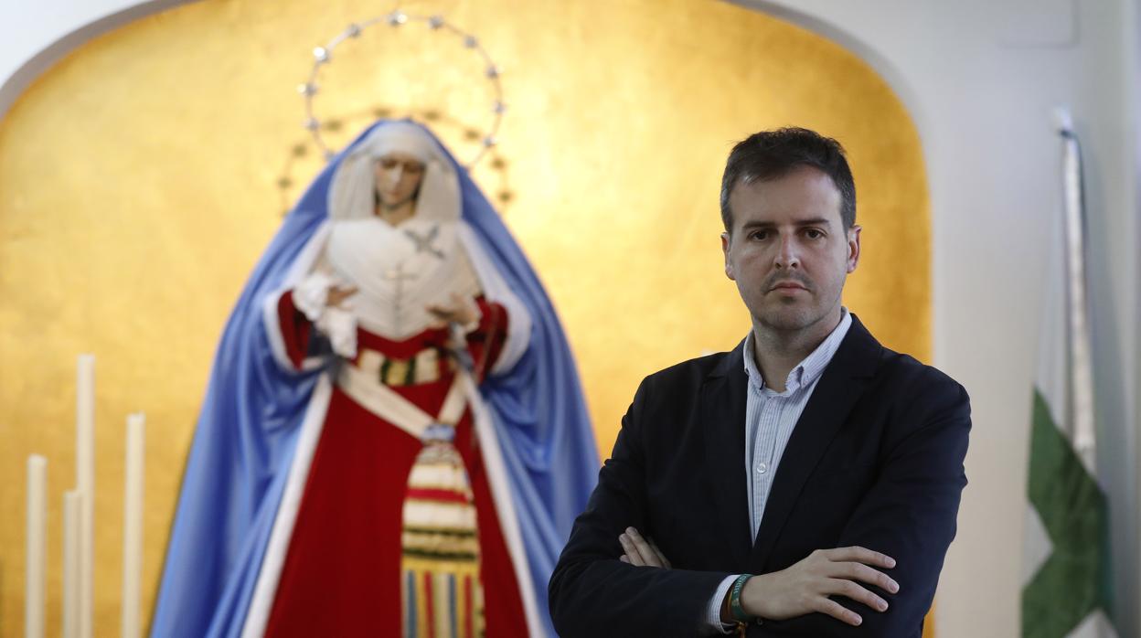 El hermano mayor de la O, Rafael González, junto a la titular de su hermandad