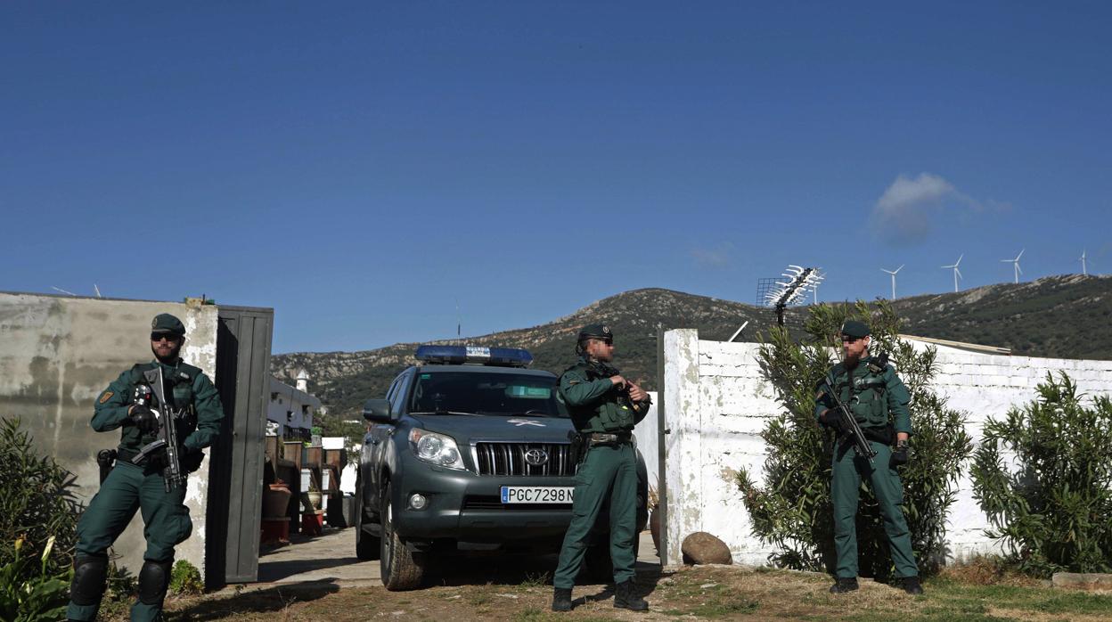 Agentes de la Guardia Civil en una de las fincas registradas en Tarifa en esta operación