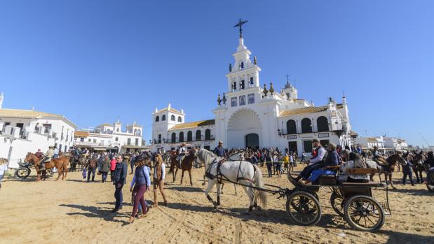 Cincuenta años de la estampa más rociera: el Santuario de la Virgen del Rocío