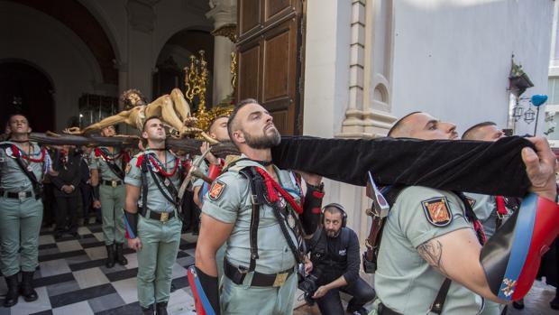 La Legión desembarca por primera vez en Huelva para procesionar con el Cristo de la Vera Cruz