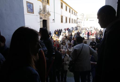 Colas a las puertas de San Jacinto y Capuchinos