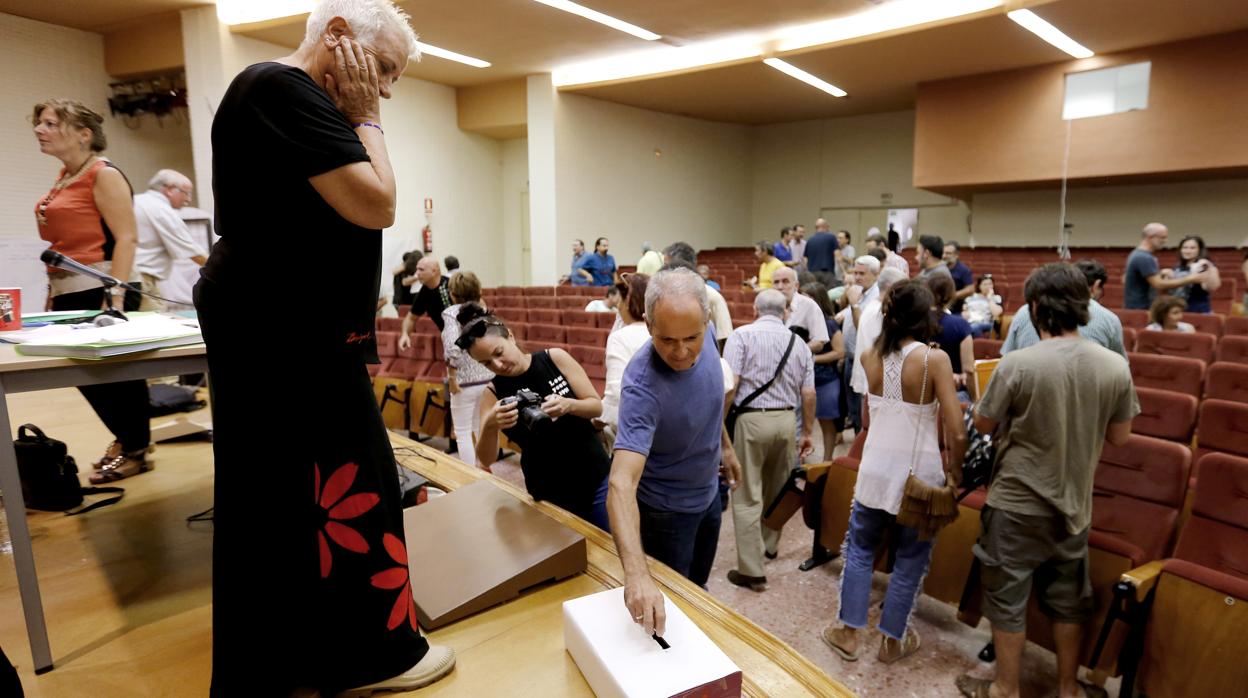 El portavoz de Ganemos vota durante la asamblea celebrada en el centro cívico Fuensanta en 2016