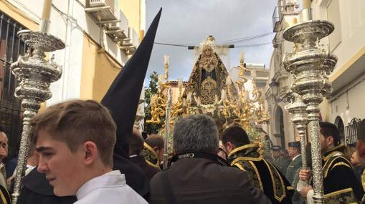 La Virgen de la Soledad en su procesión por las calles de Cabra