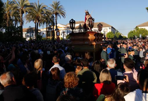 El Señor de los Afligidos avanza entre el gentío que se congregó en la plaza de Cañero