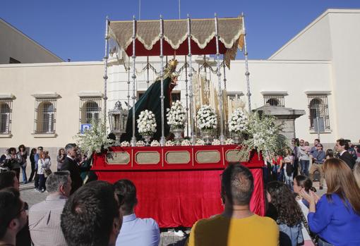 La Virgen de la O pasa ante el centro cívico de Levante