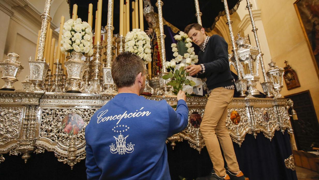 Hermanos de Las Penas de Santiago ultiman los preparativos en el paso de palio