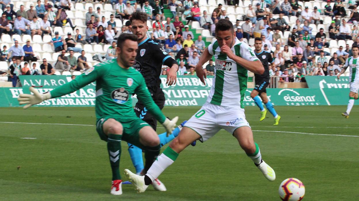 Andrés Martín intenta superar a Juan Carlos en una acción del Córdoba CF-CD Lugo