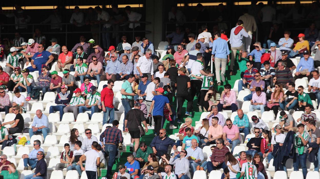 Los seguidores del Córdoba CF abandonan el estadio en el minuto 59 on 0-3 ante el Lugo