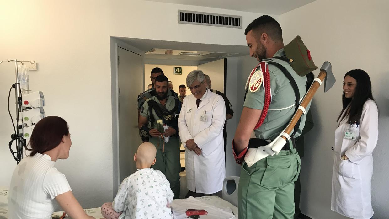Los caballeros legionarios, en la unidad de Oncología del hospital Materno Infantil de Málaga