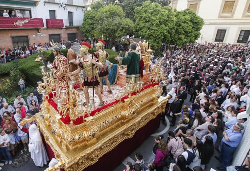 Nuestro Padre Jesús de la Sentencia, hoy procesionando por la plaza Ramón y Cajal