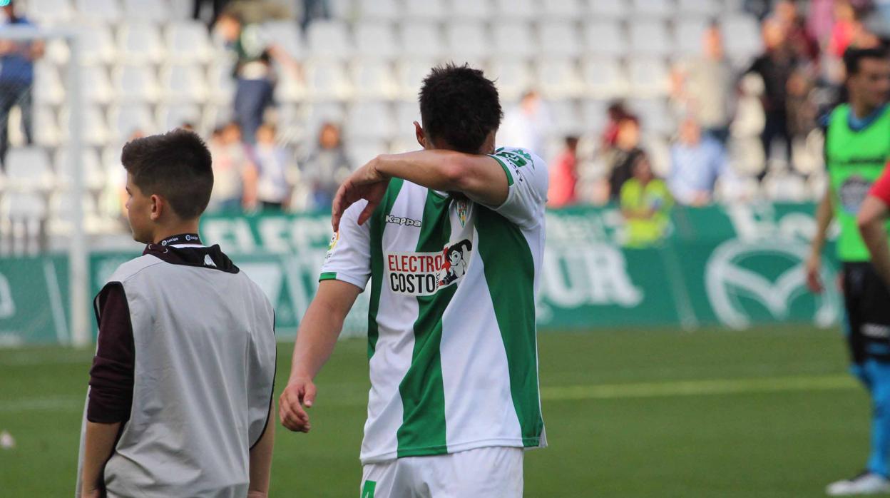 Jaime Romero se tapa la cara tras el 0-4 ante el Lugo