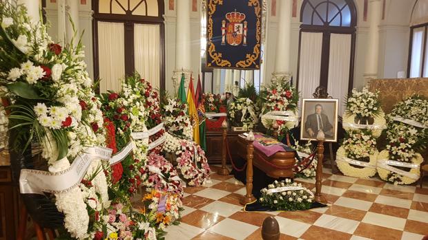 Centenares de malagueños despiden al poeta y maestro de columnas Manuel Alcántara