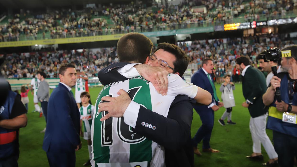 El presidente del Córdoba, Jesús León, se abraza efusivamente a Quintanilla tras la salvación en junio