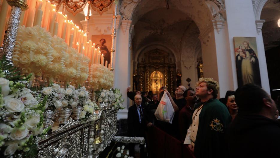 Lágrimas y silencio absoluto en Santo Domingo en los hermanos de Cigarreras