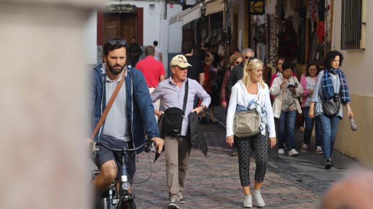 Turistas paseando por Córdoba