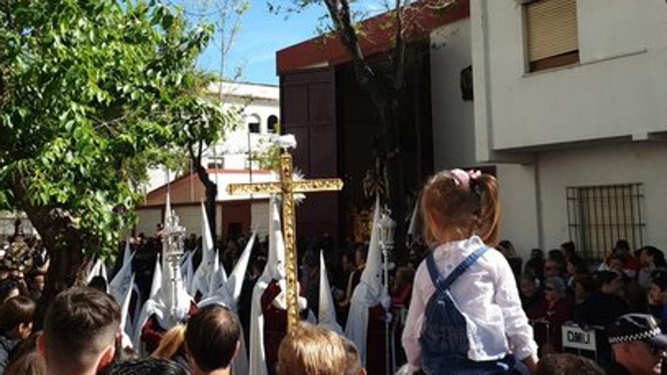 VÍDEO: Espectacular salida de El Huerto con una saeta interrumpida por el himno nacional