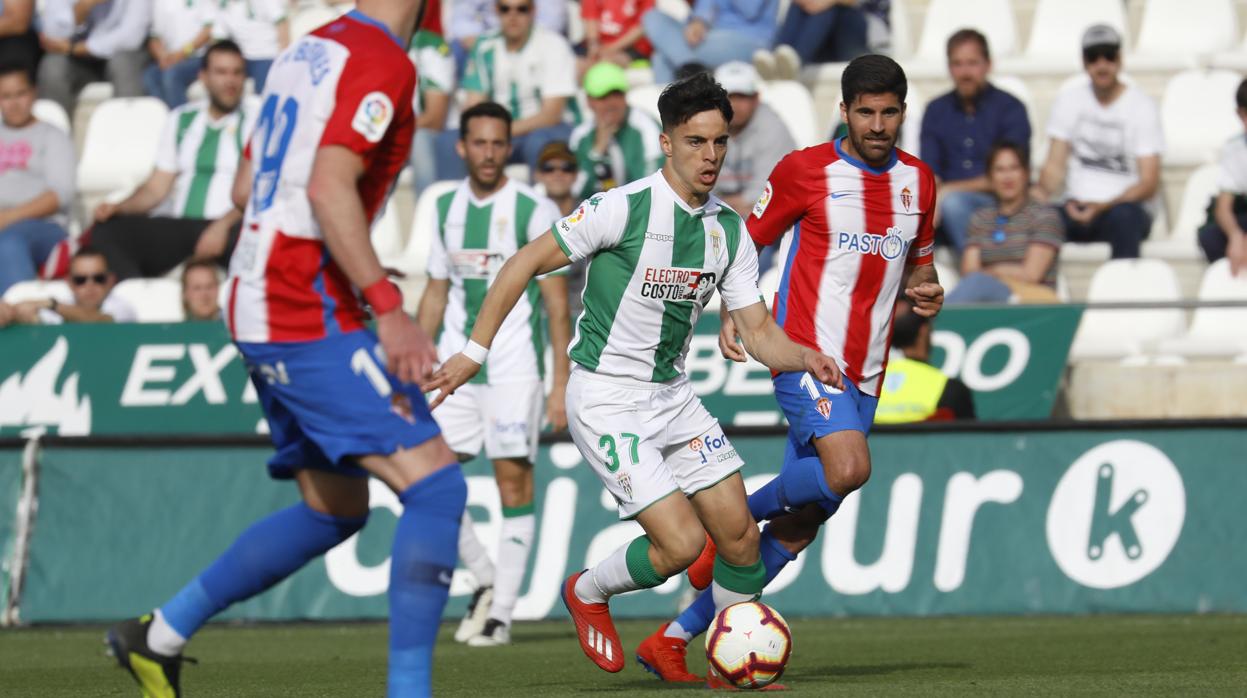 Aguado conduce el balón ante el Sporting