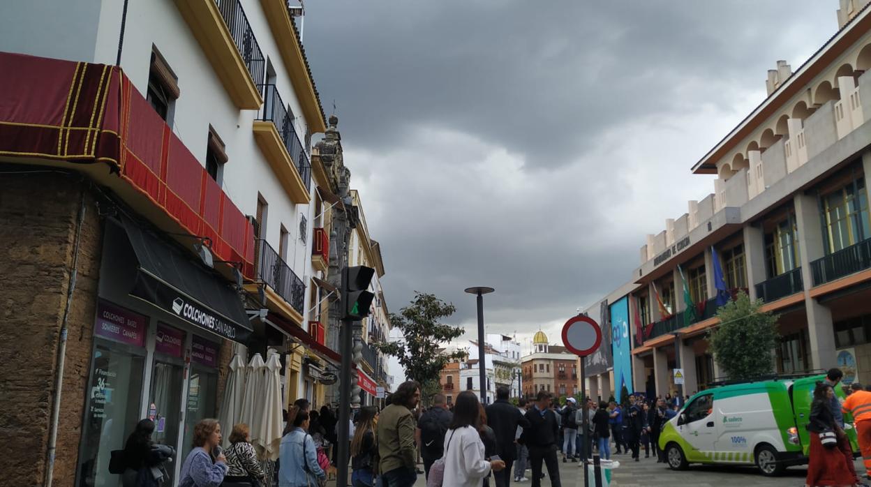 Aspecto del cielo en la calle Capitulares, donde se espera la salida de la hermandad de la Expiración